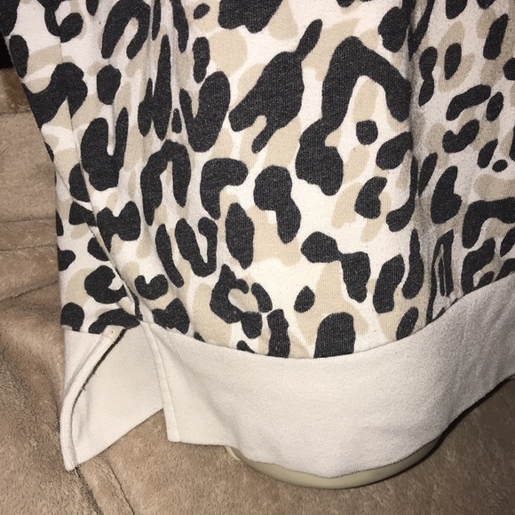 Pink Victoria’s Secret Medium leopard 🐆 print crew neck sweatshirt 💕 - Picture 3 of 7